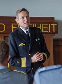 Flottillenadmiral Wilhelm Abry spricht zu den Lehrgangsteilnehmenden.