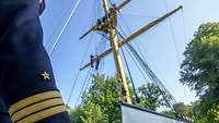 Gorch-Fock-Übungsmast Im Vordergrund ist der Ärmel mit dem Dienstgrad eines Korvettenkapitäns zu sehen und dahinter der Gorch-Fock-Übungsmast