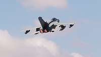 Ein Tornado der Luftwaffe steigt in den wolkenlosen Himmel