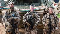 Die Soldatinnen und Soldaten des beweglichen Arzttrupps vor ihrem Transportpanzer