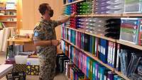 Ein Soldat steht vor einem Regal mit Büromaterialien in einem Schreibwarenladen auf Zypern