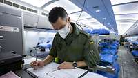 Die Luftwaffe Im Kampf gegen COVID-19 Pilot des Airbus A310 bereitet sich auf seinen Flug vor