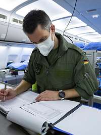 Pilot des Airbus A310 bereitet sich auf seinen Flug vor Pilot des Airbus A310 bereitet sich auf seinen Flug vor