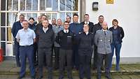 Die Teilnehmenden stehen vor der Bundeswehrfachschule Köln als Gruppe