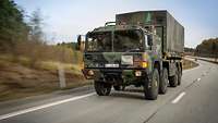 Ein Bundeswehr-LKW auf der Landstraße
