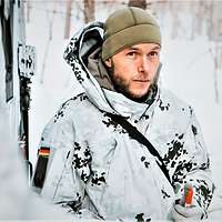 Ein Soldat mit Schneetarn und graugrüner Mütze