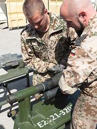 Instandsetzung Tornado Zwei Soldaten warten die Bordkanone.