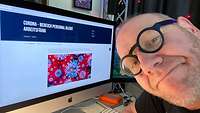 Der Redakteuer vorm Bildschirm seines Computers