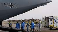 Der A400M fliegt Patienten von Frankreich nach Deutschland. Einer von ihnen wird soeben in den Transporter verlegt