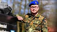 Der neue Kommandeur steht im Feldanzug an einer mit Steinkohle gefüllten Lore in Rheine