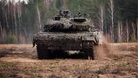Ein Kampfpanzer Leopard 2A6 im Gelände unterwegs im Rahmen der Enhanced Forward Presence Battle Group in Litauen.