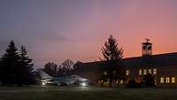 Auf dem Platz der Luftwaffe in der General-Steinhoff-Kaserne steht ein ausrangierter Eurofighter in der aufgehenden Sonne