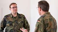 Brigadegeneral Stöckmann im Gespräch Brigadegeneral Stöckmann, Leiter des Regionalen Führungsstabes, ist mit seinem Stellvertreter, Oberst Noeske, im Gespräch
