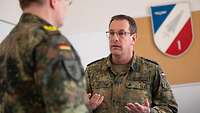 Der stellvertretende Leiter des Führungsstabes in Berlin ist mit Brigadegeneral Stöckmann im Gespräch