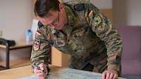 20200331_RegFueSt_Ost_Schmidt_010 Im Lagezentrum in der General-Steinhoff-Kaserne arbeiten Soldaten des Regionalen Führungsstabes mit einer Landkarte