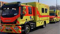 Ein gelb-orangener Lastwagen mit der Aufschrift Rettungsdienst