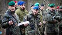 Eine Gruppe Soldaten steht im Wald