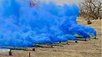 Nebelkörper produzieren eine dichte blaue Nebelwand