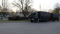 Ein LKW verlässt eine Kaserne durch ein Tor
