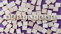 Mit Buchstabensteinen wurde das Wort "Resilienz" gelegt