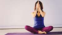 Eine Frau macht Yoga-Übungen