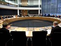 Sitzung des Verteidigungsausschusses im Paul-Löbe-Haus am 02.12.2009 (Symbolbild) Mehrere Politiker sitzen an einem runden Tisch in einem Sitzungssaal