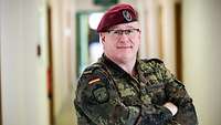 Ein Soldat in Uniform auf dem Gang des Landratsamtes in Delitzsch.