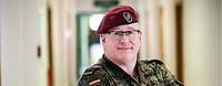 Ein Soldat in Uniform auf dem Gang des Landratsamtes in Delitzsch.