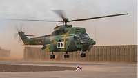 Ein rumänischer Hubschrauber vom Typ Puma setzt im Camp Castor zu Landung an