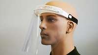 Eine künstlicher Kopf trägt eine Gesichtsschutzmaske aus dem 3D-Drucker