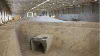 In einer Halle sind realistische Geländearten zu Darstellungszwecken aufgebaut, im Vordergrund ein Tunnel