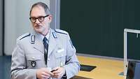 DGU-Tagung am Bundeswehrzentralkrankenhaus Koblenz Eine Mann steht vorne im Hörsaal und redet zu den Anwesenden
