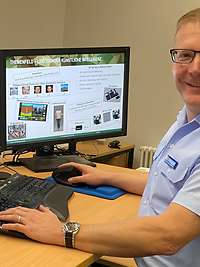Ein Soldt vor einem Computer