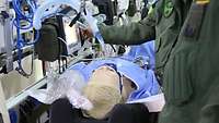 Anhand des Dummys trainieren die Soldaten für die MedEvac.
