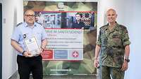 Zwei Soldaten blicken in die Kamera