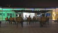 Soldaten im Atrium beim Kinoabend im Camp Marmal