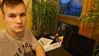Auf den drei Fotos sind die Offiziersanwärter in ihrem jeweiligen Zuhause am Laptop zu sehen.