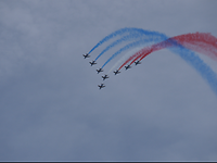 Die Patrouille de France Acht Maschinen der Patrouille de France in der Luft mit Kondensstreifen in Blau, Weiß und Rot.
