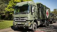 Ein Lkw ist mit einem Container des Sanitätsdienstes der Bundeswehr beladen und steht auf dem Klinikgelände.