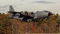 Die KC-130J bei einem Testflug im November 2019 in Marietta, Georgia.