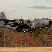 Die KC-130J bei einem Testflug im November 2019 in Marietta, Georgia.