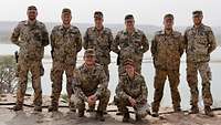 Das achtköpfige Team der Fernmeldezentrale, im Hintergrund der Niger