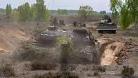 Frontalaufnahme: Ein Kampfpanzer steht in einer Stellung.