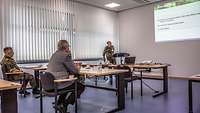 Vortrag zu Air Command and Control Generalleutnant Klaus Habersetzer und General Eberhard Zorn sitzen in einem Seminarraum bei einem Vortrag zu AirC2.