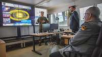 General Eberhard Zorn informiert sich im Weltraumlagezentrum über das Thema Weltraumschrott.