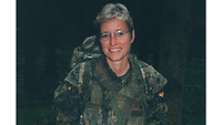 Birgit Czernotzky hält einen Kompass und eine Karte in der Hand. Gleich startet der Orientierungsmarsch 