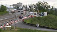 Auffahrt zu einer Brücke mit Grenzkontrollen durch deutsche und französische Polizisten.