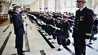 Ecole navale Offizierdegen Zwei Reihen von Marinesoldaten in dunkelblauer Uniform gegenüber, eine Reihe kniet.