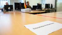Ein Zettel mit der Aufschrift „Sitzplatz freilassen“ macht auf die Sicherheitsvorschriften aufmerksam