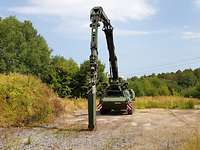 Transportpanzer Fuchs KAI mit ausgefahrenem Manipulatorarm und Gegenstand Am Greifarm, welcher auf dem Dach eines Panzers befestigt ist, hängt ein Gegenstand.
